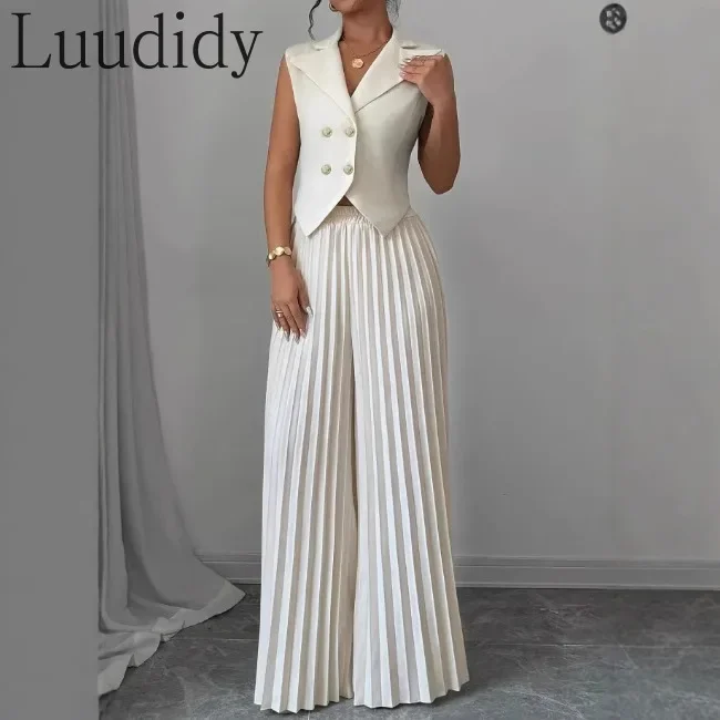 

Костюм для офиса: двубортный жилет и плиссированные брюки с широкими штанинами