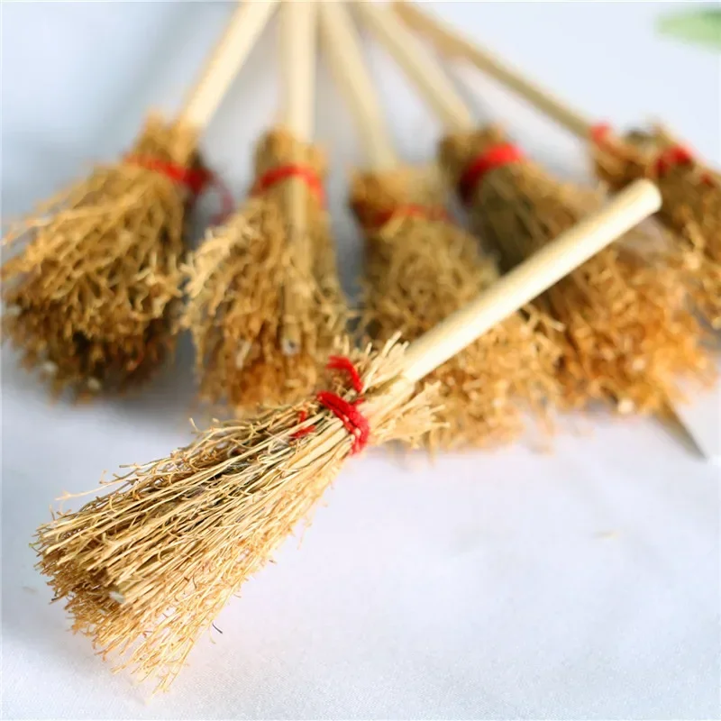 10 件装 Mini Broom Witch Straw Brooms DIY Hanging Ornaments for Halloween Party Decoration Costume Props Dollhouse Accessories