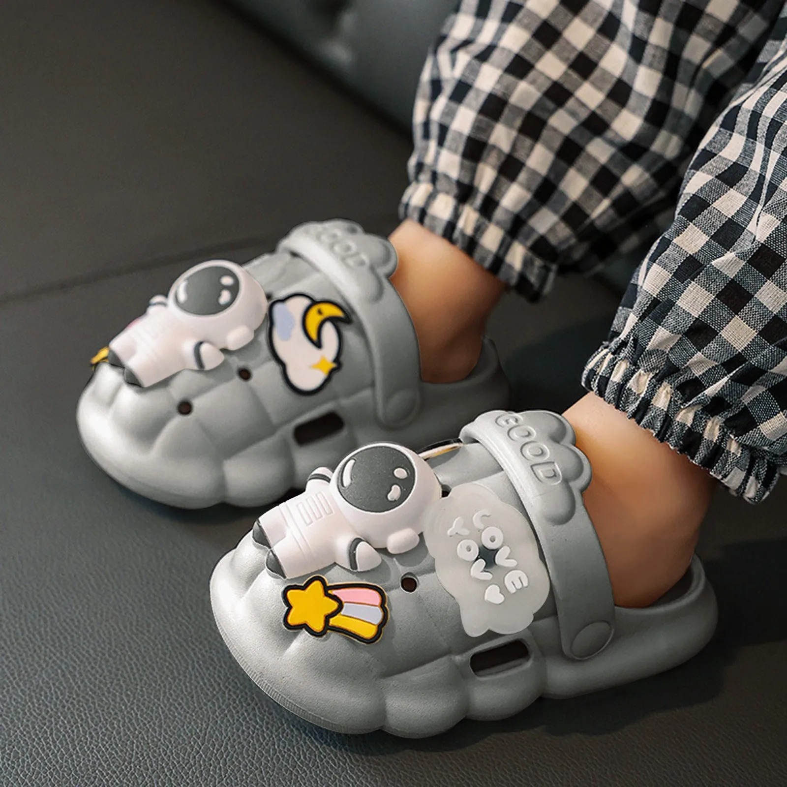 Kids Sandals Summer Cartoon Boys Girls Mules Garden Beach Slippers Sandals Non-Slip Soft Flat Children Baby Shoes Mules 2024