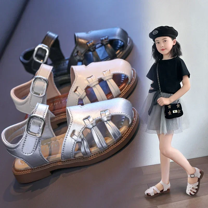 

Новинка лета 2023, детские модные сандалии для девочек, крутая пляжная обувь с мягкой подошвой в корейском стиле, нескользящая универсальная обувь с вырезами