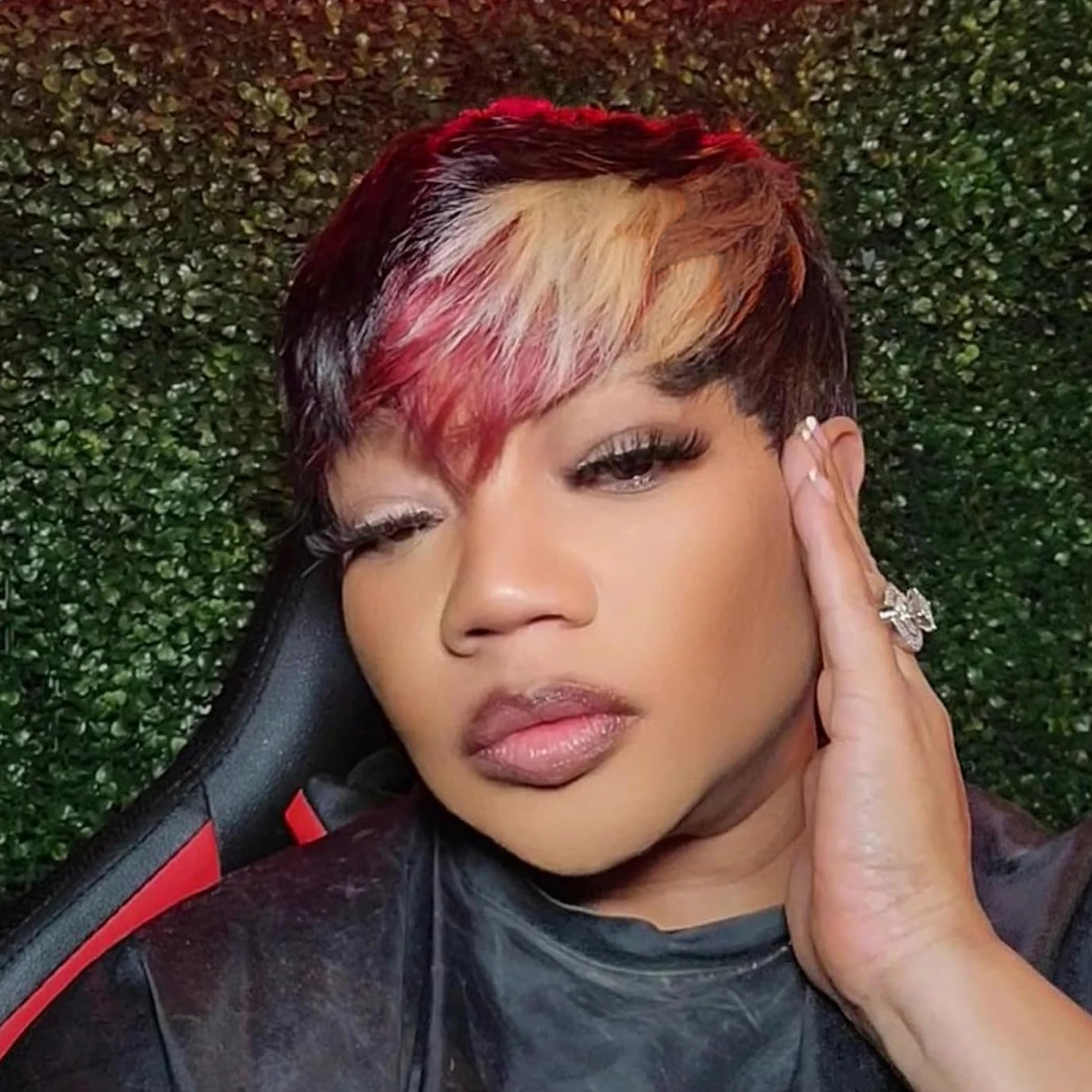 ピクシーカットストレート人毛ウィッグ レディース オンブレカラー フルマシンメイド ショートレイヤードストレートウィッグ 前髪付き