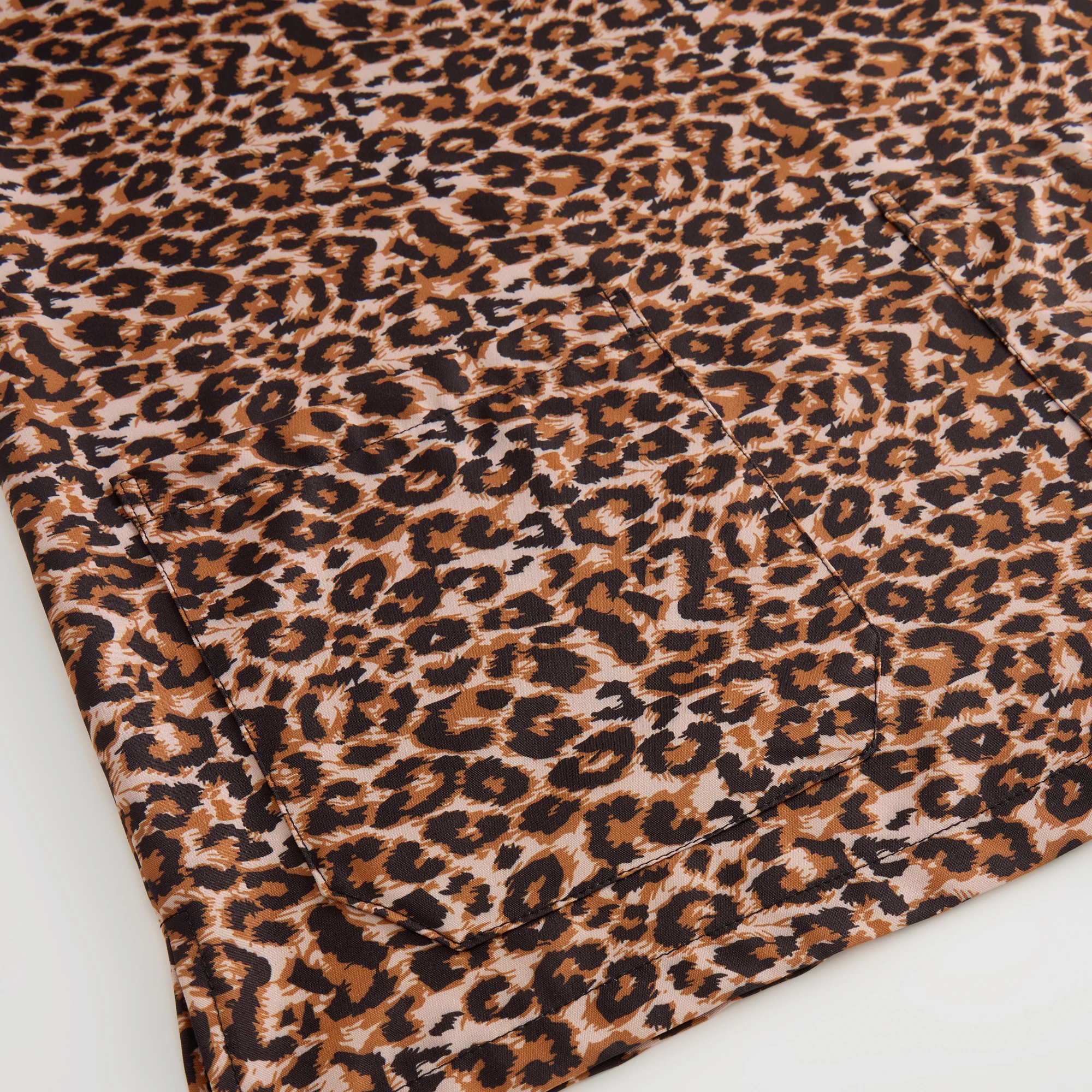 【Fun】Women Scrub Top Leopard Print Stretchy T-shirt Clothing for Nurse Dentist Pre-school Teacher Workwear Surgical Uniform