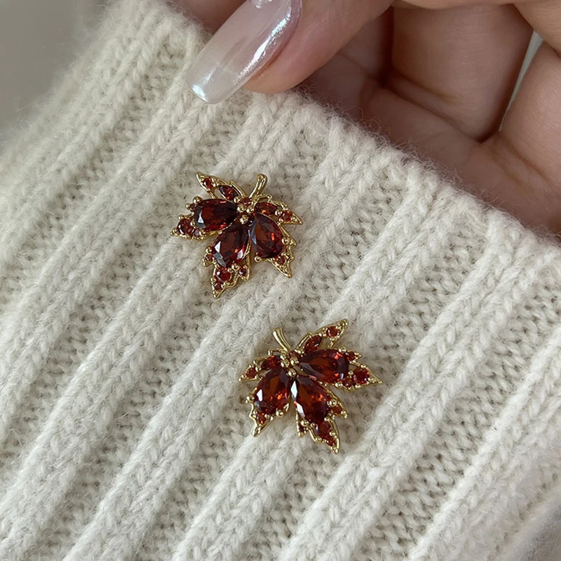 Trendige Neue Rote Ahornblatt-Ohrringe im Luxus-Look, Elegante Schlichte Persönlichkeits-Ohrringe für Damen-Partys
