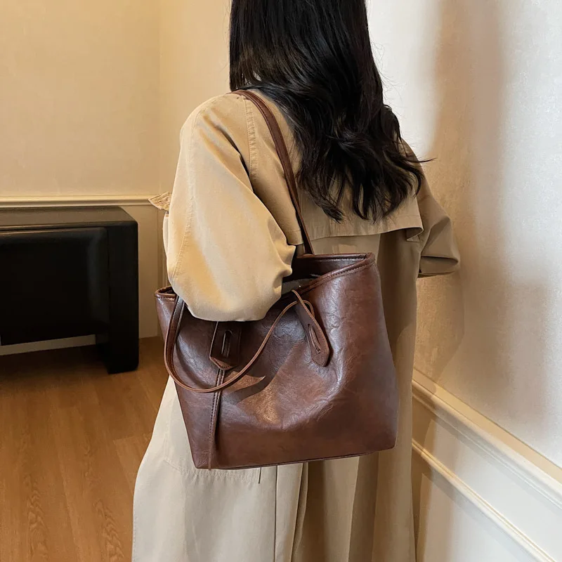 

2025 Autumn and Winter New Simple Trendy Fashion Shoulder Bag Retro Large Capacity Versatile Commuter Tote Bag Women