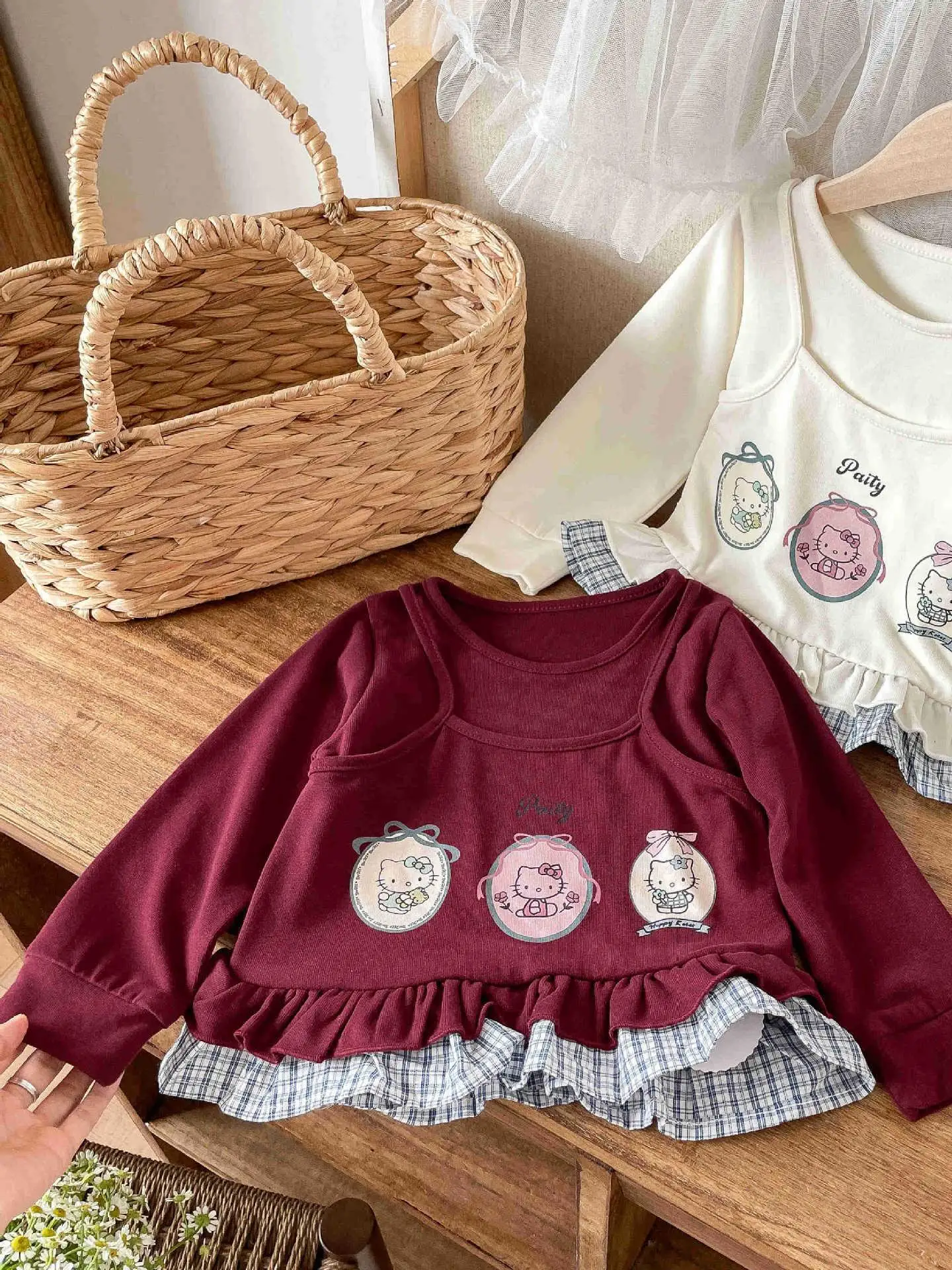 

Милый комплект из свитшота и юбки с принтом для девочек, осенняя новинка, детская модная одежда с комбинированным подолом, трендовый хлопковый комплект с круглым вырезом