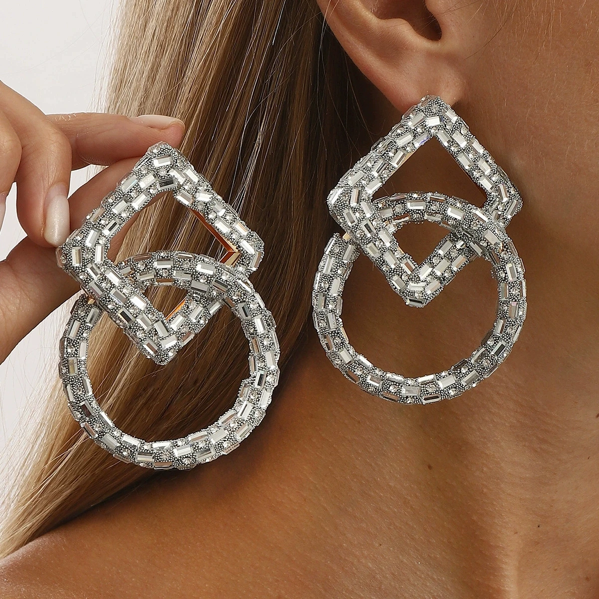 Creative Geometric Shiny Full-Diamond Earrings with Exaggerated Chain Design and Metallic Aesthetic