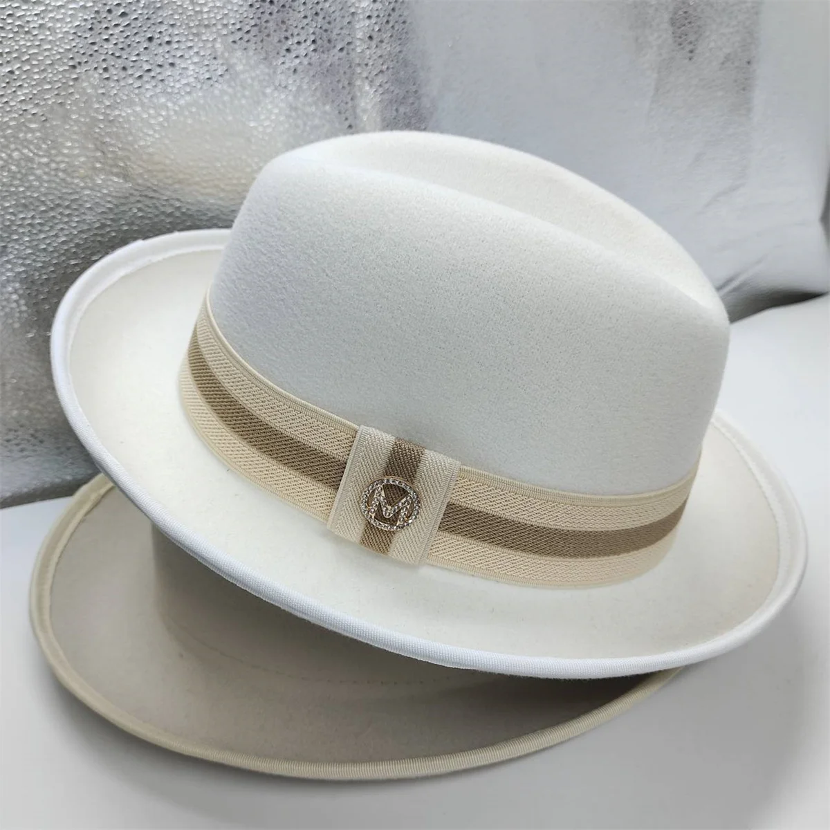 Roll Up Brim Men Fedora Unisex Gentleman Round Top Cap Cosplay Feather Accessories Derby Bowler Hat British Shape Hat Wholesale