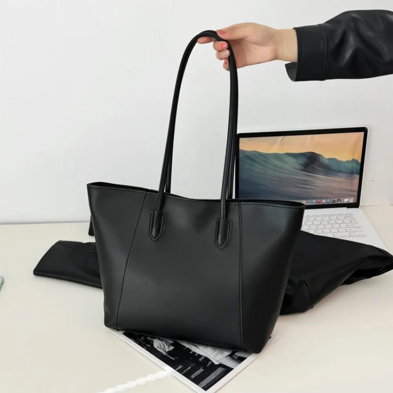 

Popular Classic Women's Tote Bags In Luxurious Leather, Roomy Main Section And Side Pockets, Perfect For Shopping Or Beach