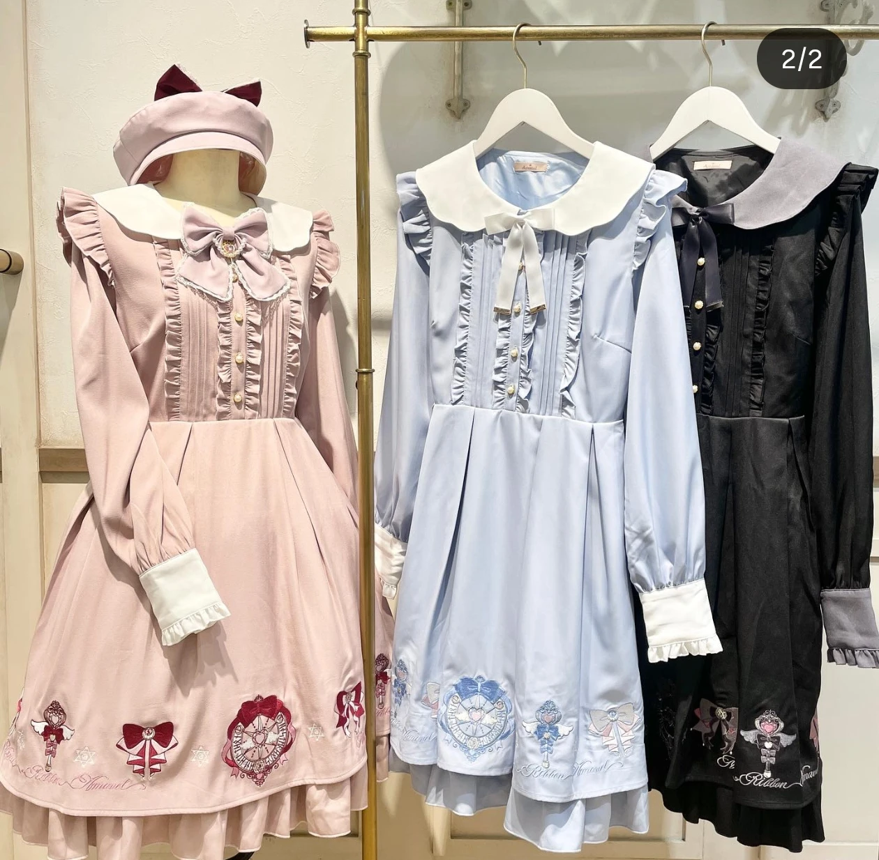 和菓子のような可愛さ、ロリータ風の大きなリボン付きドールカラーのショートドレス、女性用刺繍入り長袖シャツ、ハイウエストサスペンダースカートのセット