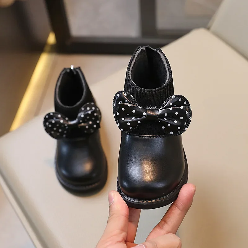 

Новые короткие детские ботинки с бантом. Студенческая обувь для девочек. Кожаные ботинки на мягкой подошве. Повседневная прогулочная обувь. Модно и универсально.