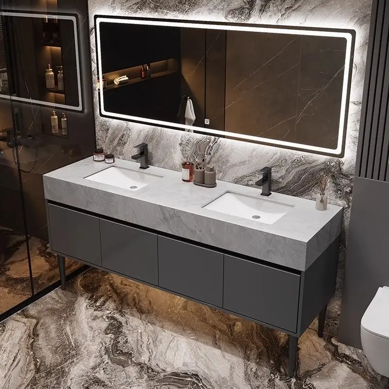 Pared al techo de mármol, lavabo, juego de baño.