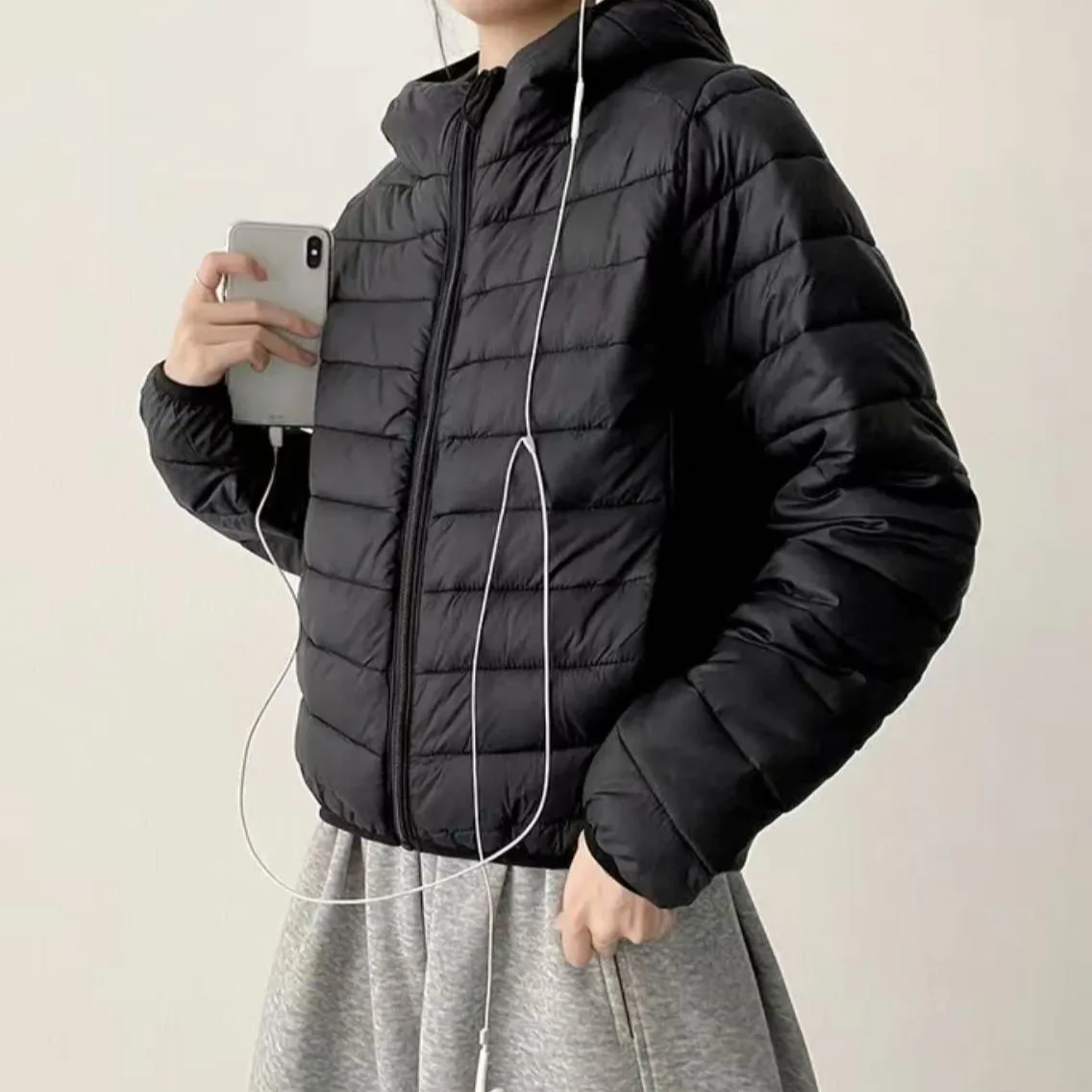 เสื้อแจ็คเก็ตขนเป็ดผู้หญิง สีขาว น้ำหนักเบา บางเบา สไตล์พัฟ ทรงสลิม ใส่เป็นเสื้อคลุมด้านใน มีฮู้ด เหมาะสำหรับใส่เดินทาง ทรงเข้ารูป