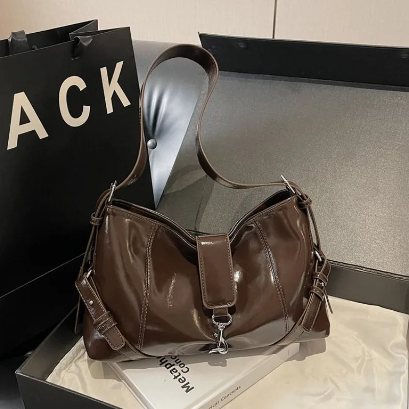 

Trendy Minimalist Luxury Diaper Bag A Vintage Inspired Leather Shoulder Bag For The Elegant Stylish Commuter