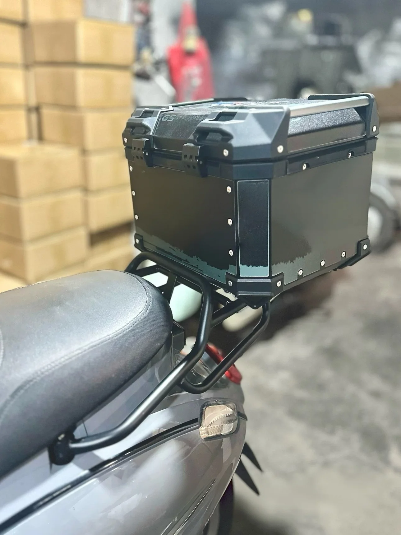 For SYM Fiddle (Models II, III, IV, V) Rear Luggage/Top Box Rack – Retro All-Black Custom Style