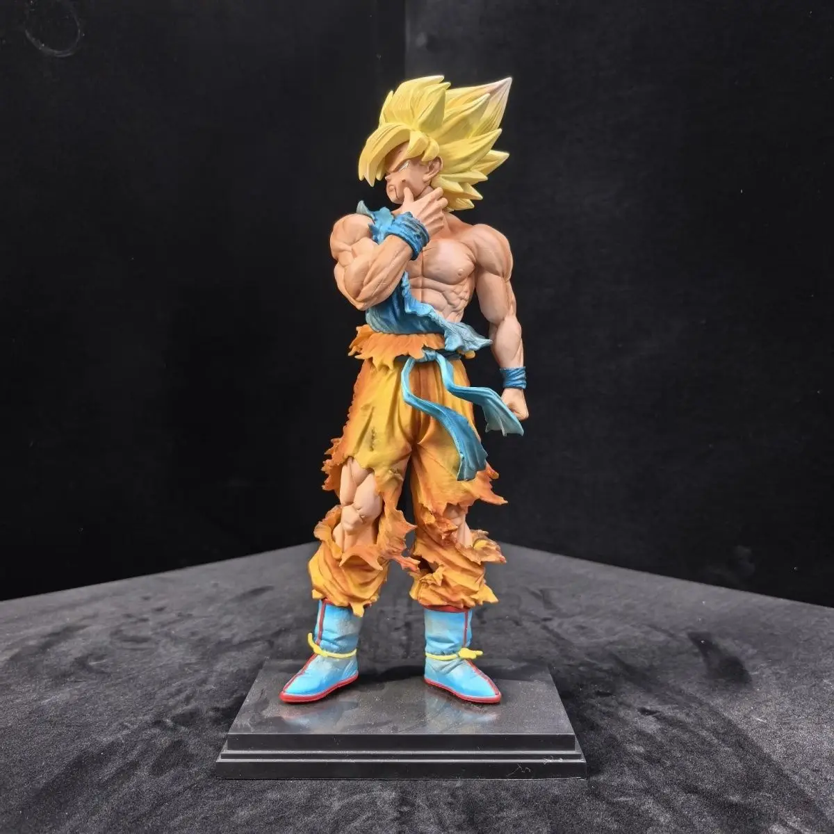dragon-ball-battle-damaged-super-saiyan-goku-figure-ssj-goku-face-pinching-pose-anime-statue-desktop-ornament