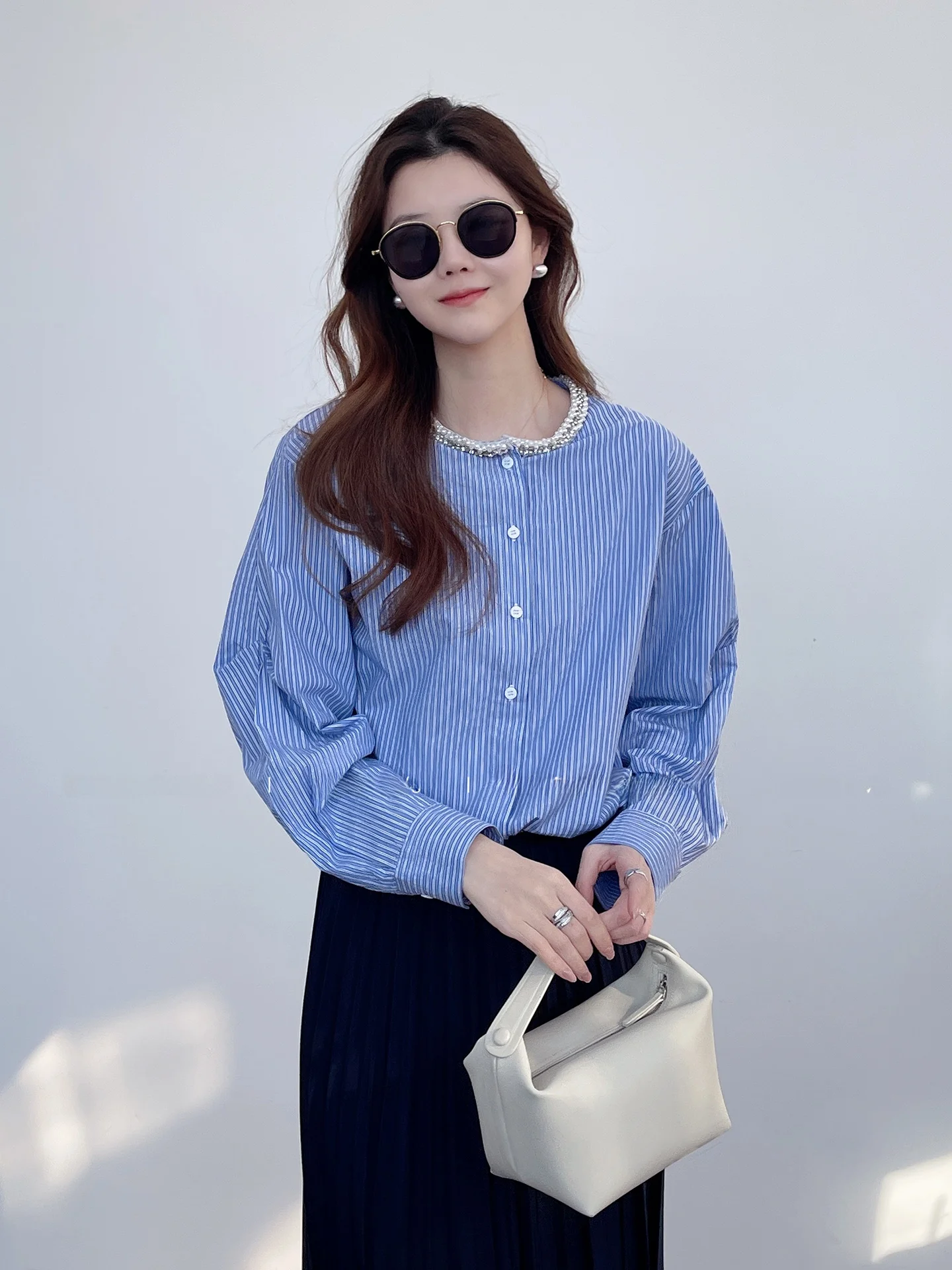 

Korean Faion Blue White Striped Design Heavy Embellied Pearl round Ne Gored Sve Women's irt Spring New Sle Top