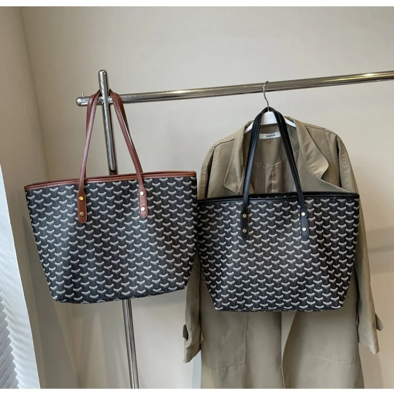 

Повседневная и простая женская сумка через плечо из мягкой искусственной кожи с передним карманом для легкого доступа к телефоне и предметам первой необходимости