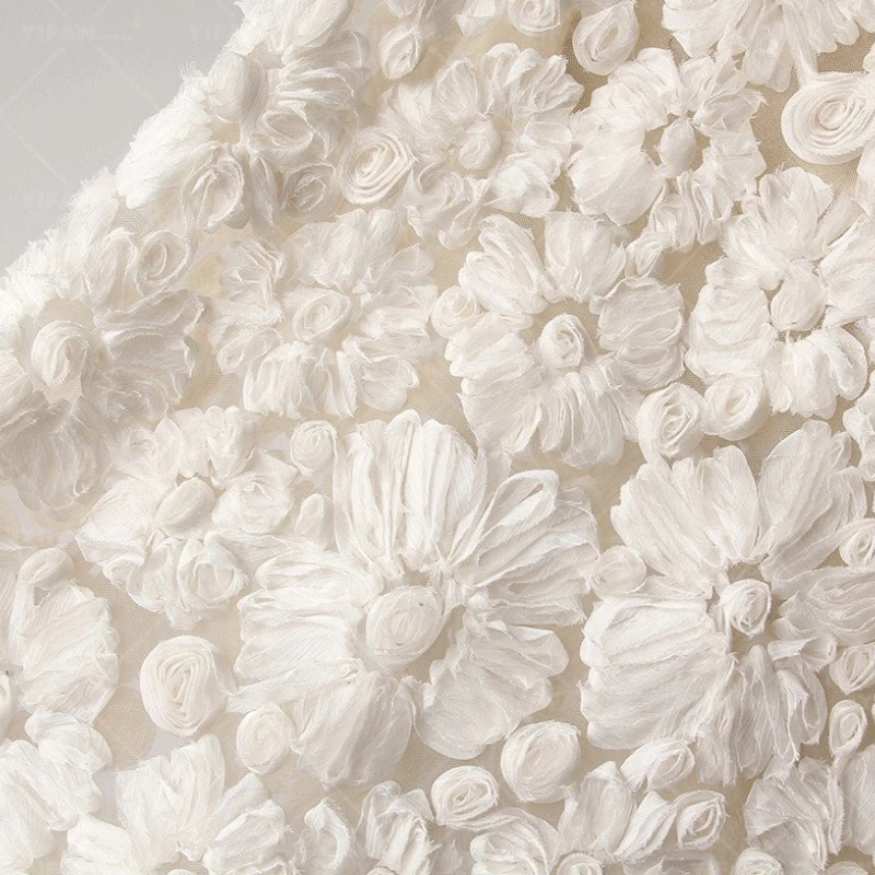 Hochwertiger, dichter, hohler 3D-Blumenstickerei-Spitzenstoff für Hochzeitskleid-Designer-Kleidung auf dem Hof