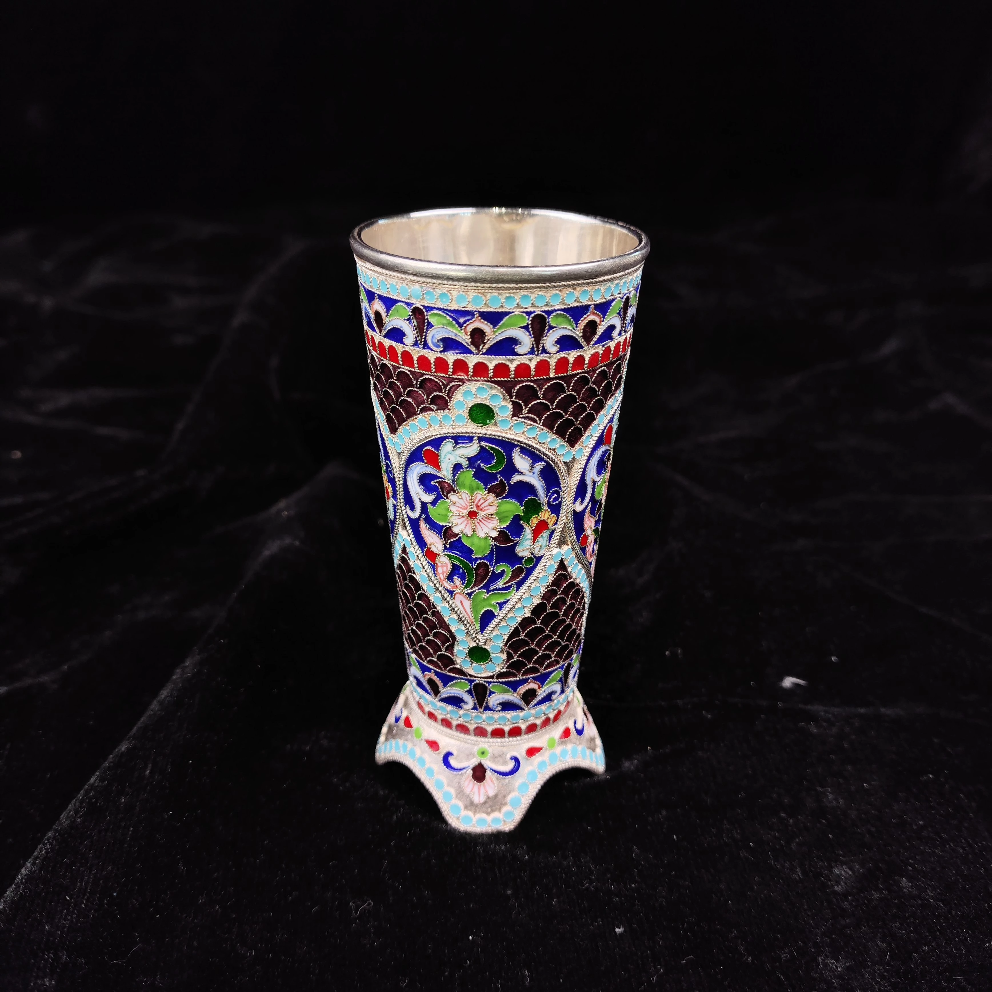 

Hot-Selling Modern Elegant Bright Sterling Silver Shots Thick Metal Modern Filigree Painting Enamel Techniques Chuck For Gift