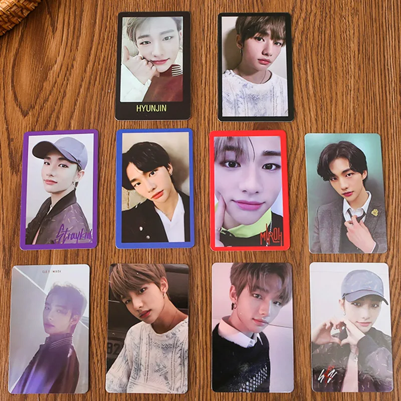 

Коллекционные карточки Stray Kids: GO+ODD, SKZOO, периферийные карточки со звездами группы.