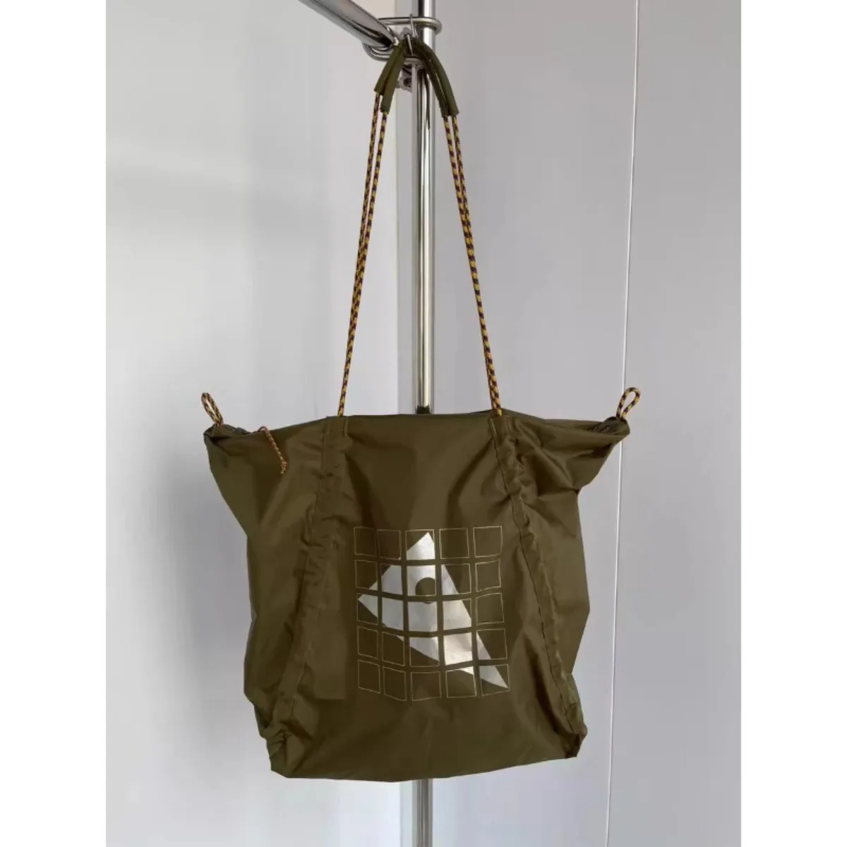 สินค้าใหม่ปี 2025 กระเป๋าสะพายไหล่น้ําหนักเบาและพกพาได้ 23 ลิตรกระเป๋าสีเฉียง ช้อปปิ้งแบบพกพา