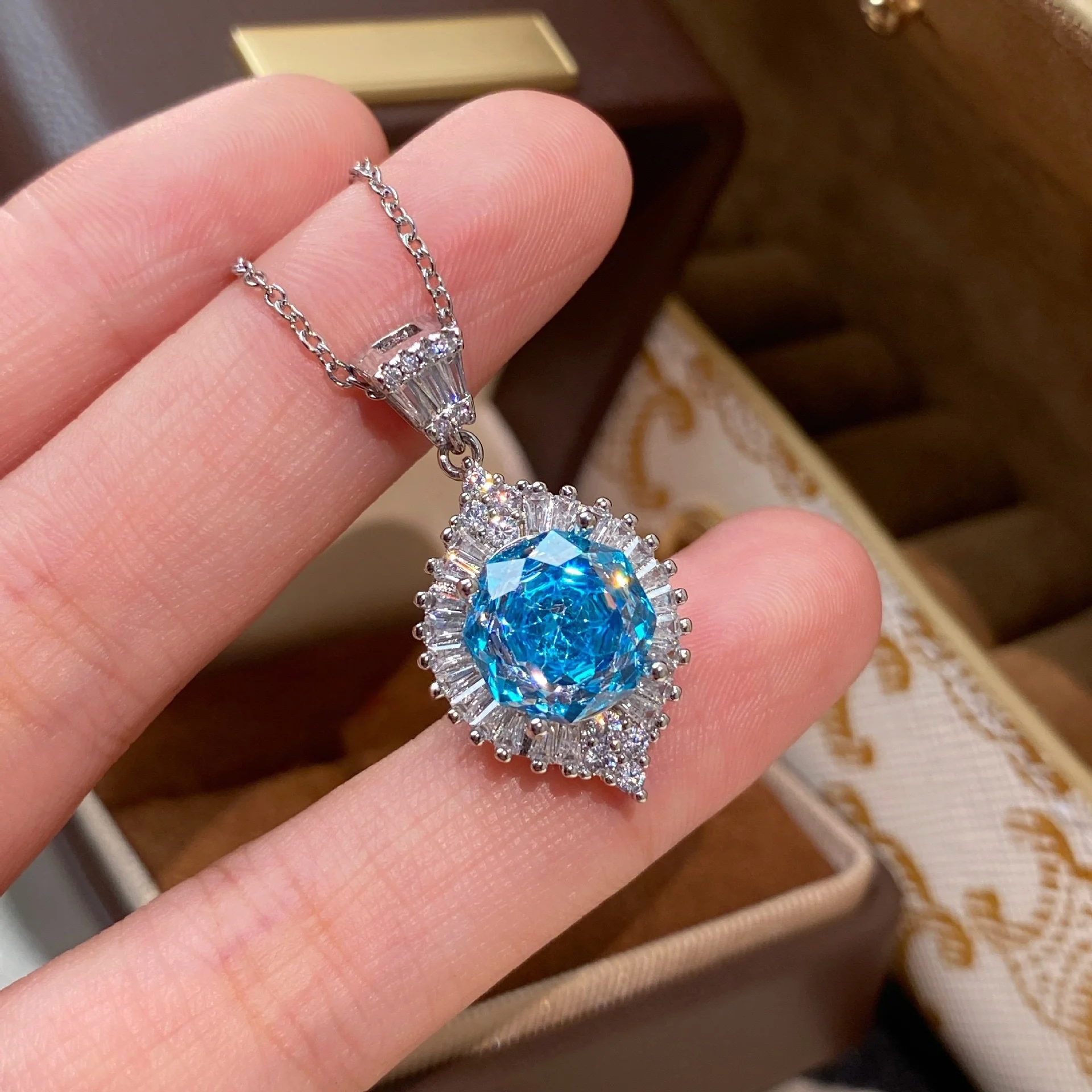 925 Sterling Silber Luxuriöser Moderner Achteckiger Millennium-Rosenschliff Eisdiamant-Anhänger mit Vollbesatz Schlüsselbeinkette für Damen – Detail 8