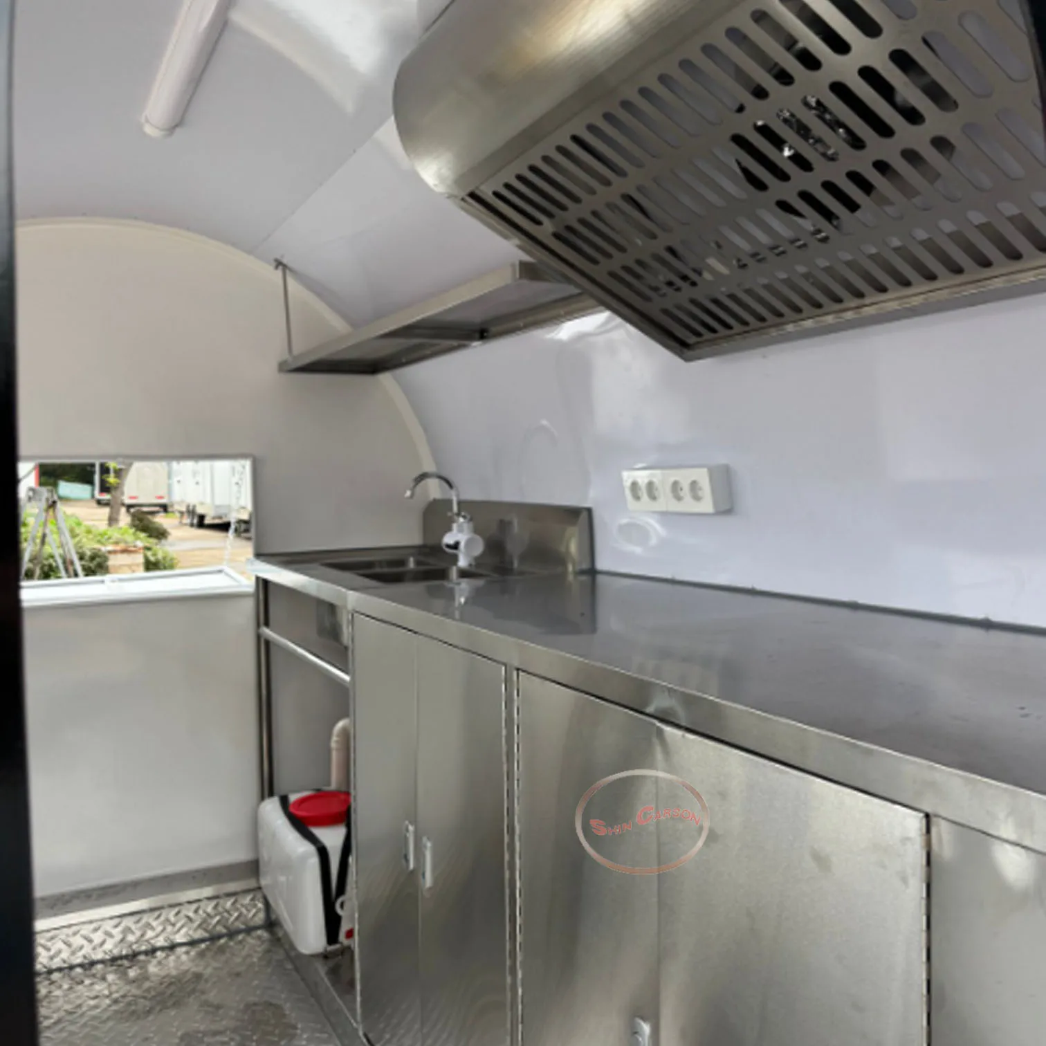 รถพ่วงขายอาหารเคลื่อนที่สีดำเงาคุณภาพสูง รถจัดเลี้ยงเคลื่อนที่ดีไซน์โดดเด่น