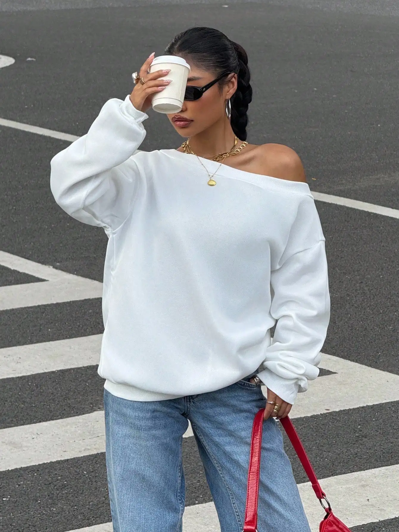 

Женская белая свободная толстовка с открытыми плечами для уличной одежды, осенний повседневный стиль