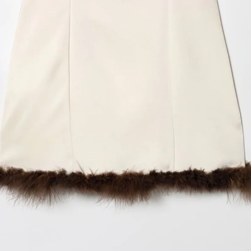 Damska letnia urocza prosta sukienka mini na ramiączkach spaghetti z satynowym wykończeniem i zdobieniami z piór.