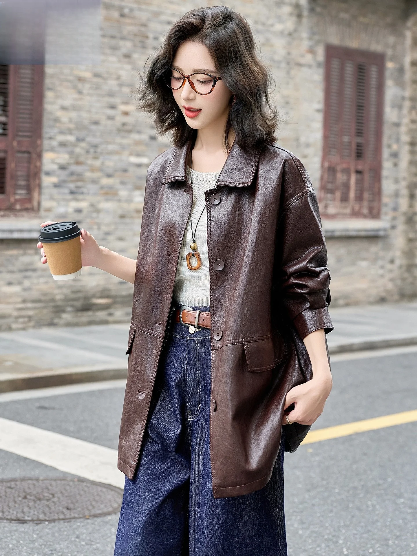 เสื้อโค้ทวินเทจสไตล์เกาหลีทรงหลวมแบบลำลองสำหรับผู้หญิง ทำจากหนัง PU ความยาวปานกลาง ตกแต่งกระดุม เหมาะสำหรับใส่ไปทำงาน แขนยาว