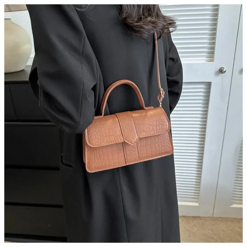 High-end Niche Design Crossbody Bag Women's Winter Shoulder Crossbody Bag Retro Versatile Hand-held Small Square Shoulder Bag