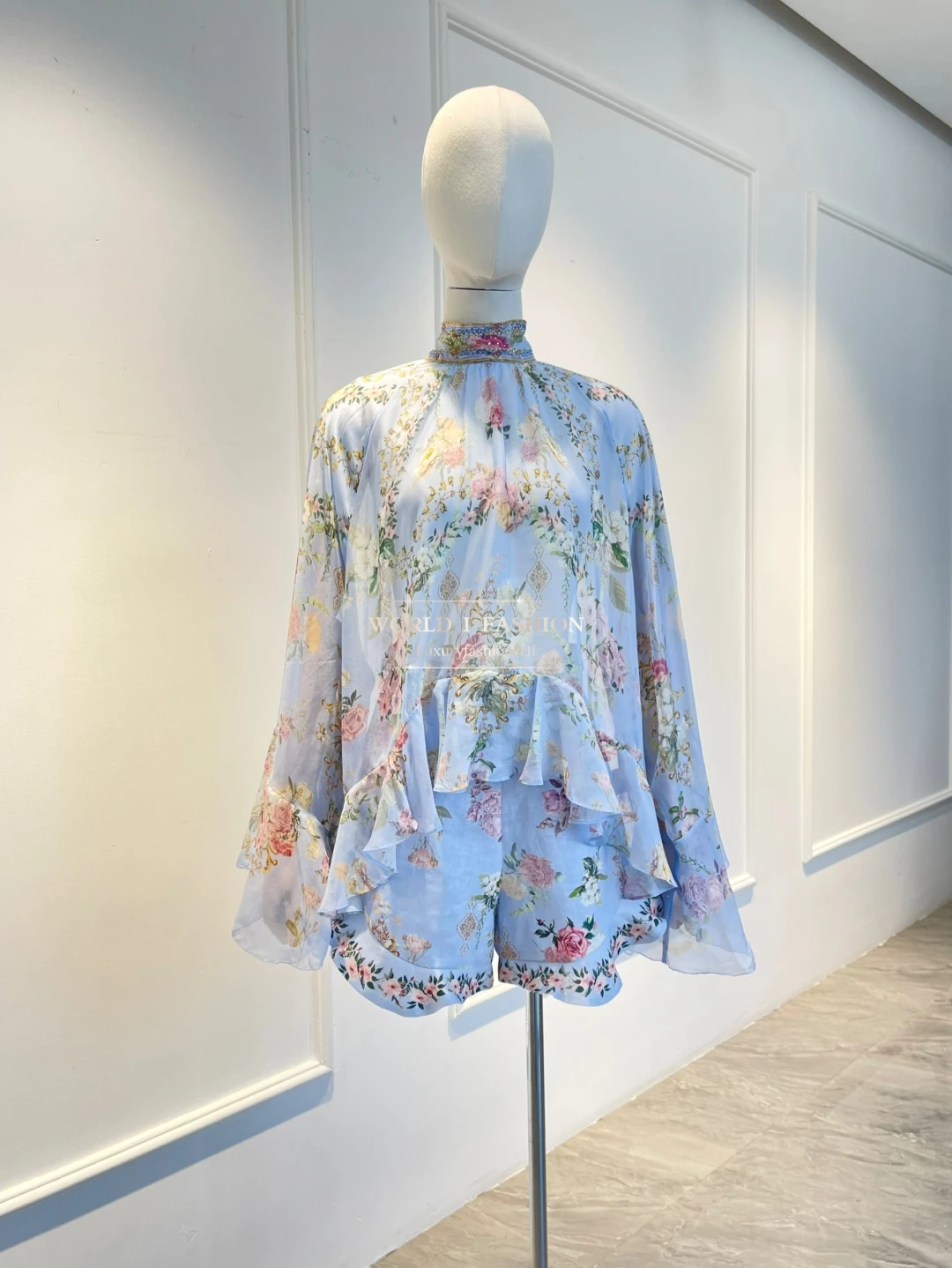 

Синяя блузка с длинными рукавами и бриллиантами и оборками с цветочным принтом, топ и шорты, новый дизайн 2025 года
