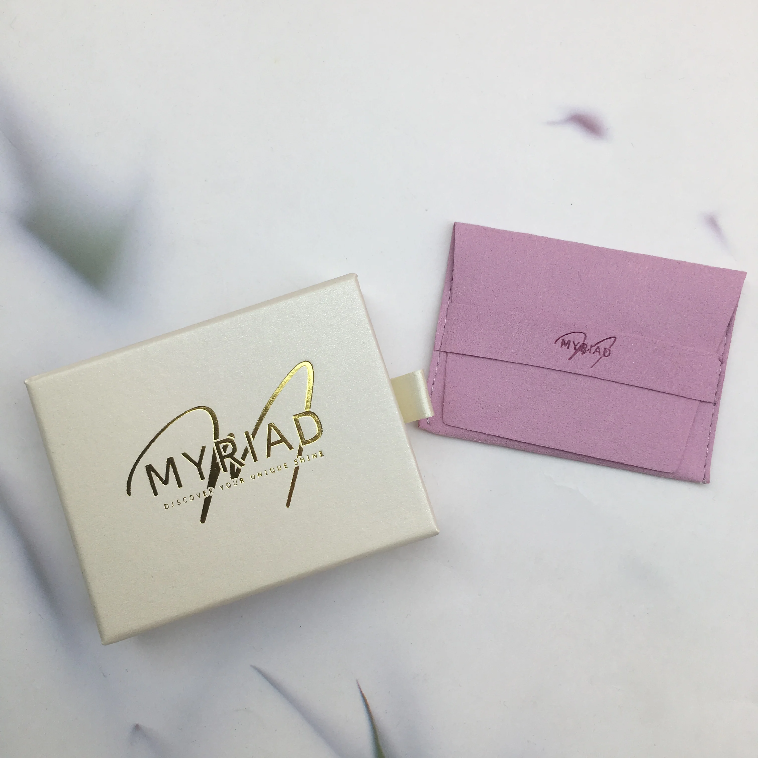 

20/50/100 комплектов, индивидуальный логотип, 9x9x2,5 см, ящик для ювелирных изделий, 8x8 см, сумки из микрофибры, можно тиснение логотипа для серег, колец, ожерелья