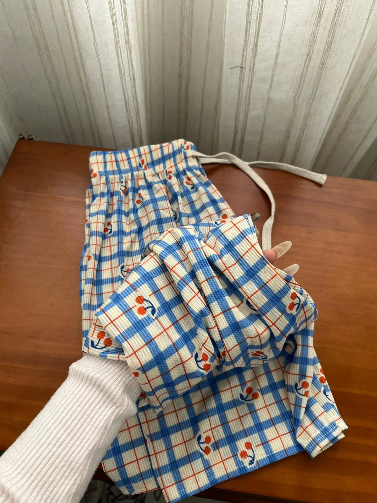 Pantalon femme élégant dentelle crochet garniture taille haute soirée coupe ajustée sophistiqué chic moderne mode formelle