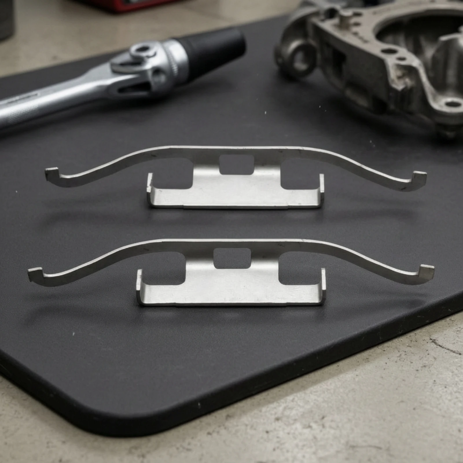 2 Pieces Caliper Spring Clips Long-Lasting Brake Caliper Clips Retaining Springs Stable Hardware Metal for Mechanics