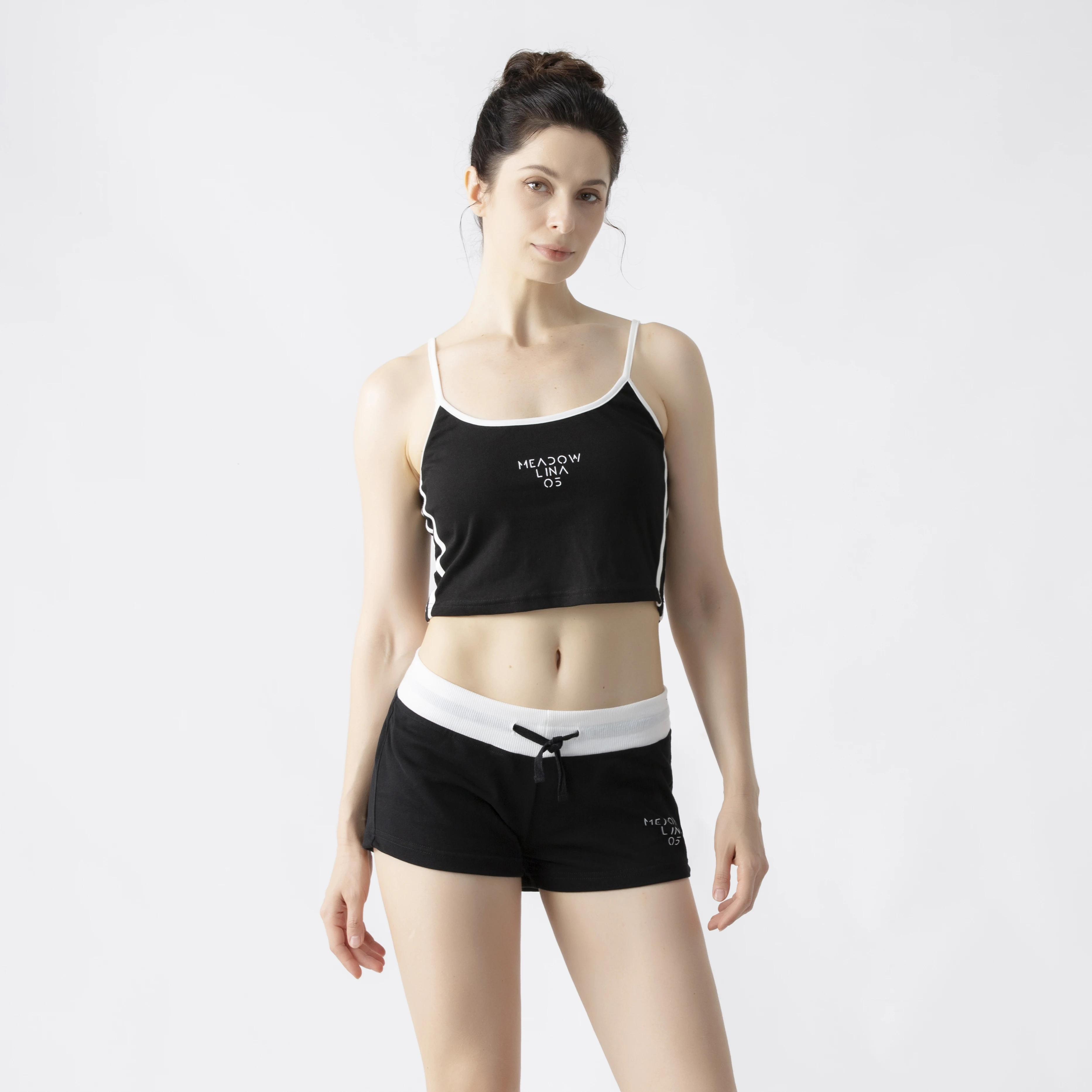 

Женский хлопковый комплект из двух предметов: милый топ с лямкой на шее и шорты — спортивная одежда для отдыха