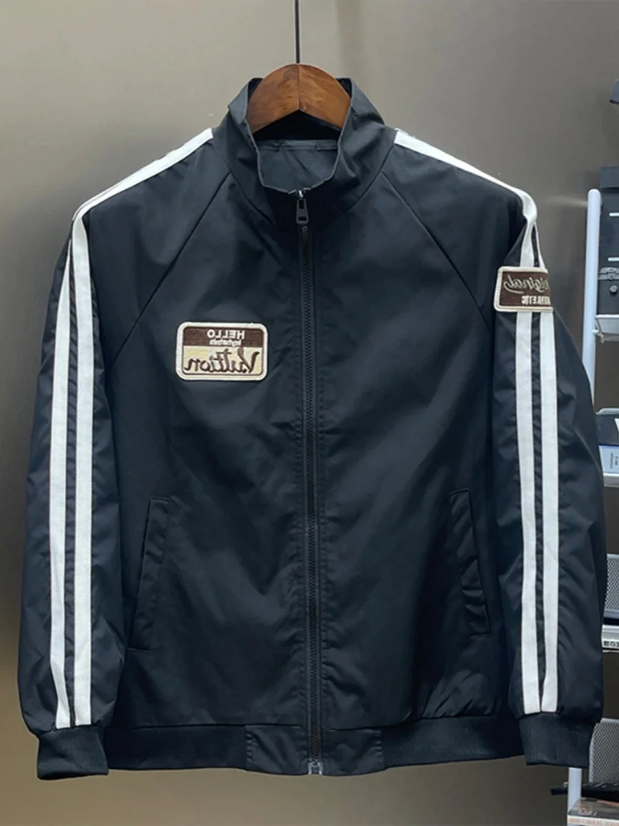 

Новая весенняя мужская модная куртка с воротником-стойкой, с двумя полосками и вставками, трендовая, функциональная, молодежная, популярная, с длинными рукавами