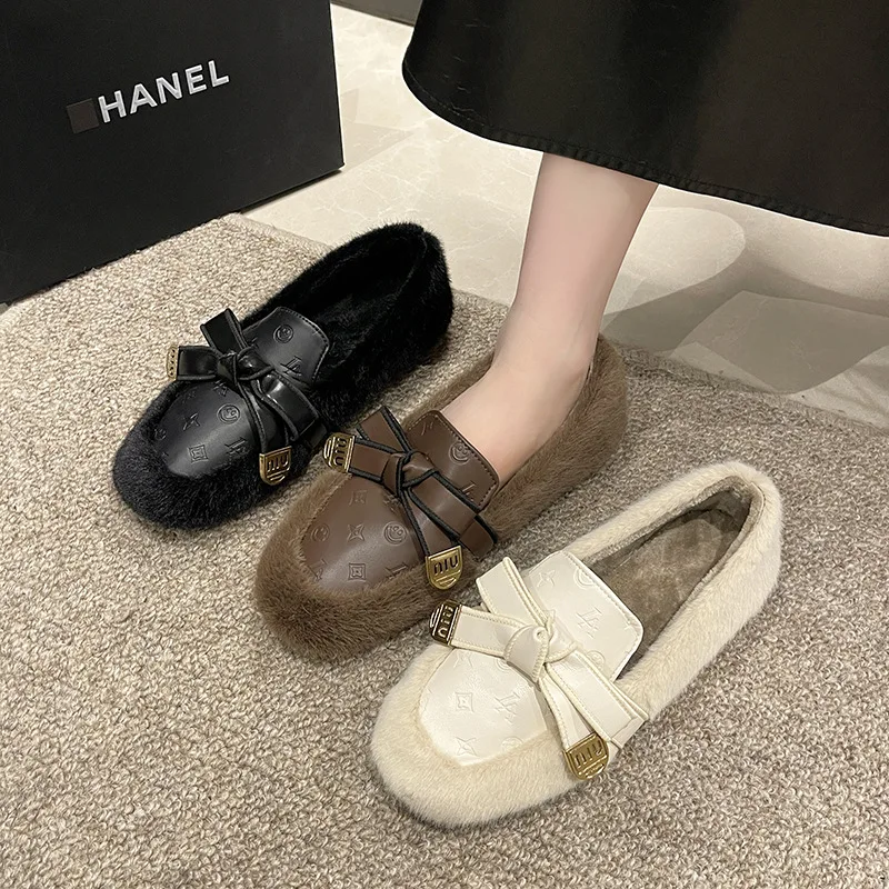 حذاء مسطح من القطيفة للنساء لخريف وشتاء 2025 سهل الارتداء مبطن بالصوف ونعل ناعم وعقدة على شكل فيونكة مريحة للمشي في المنزل في الهواء الطلق