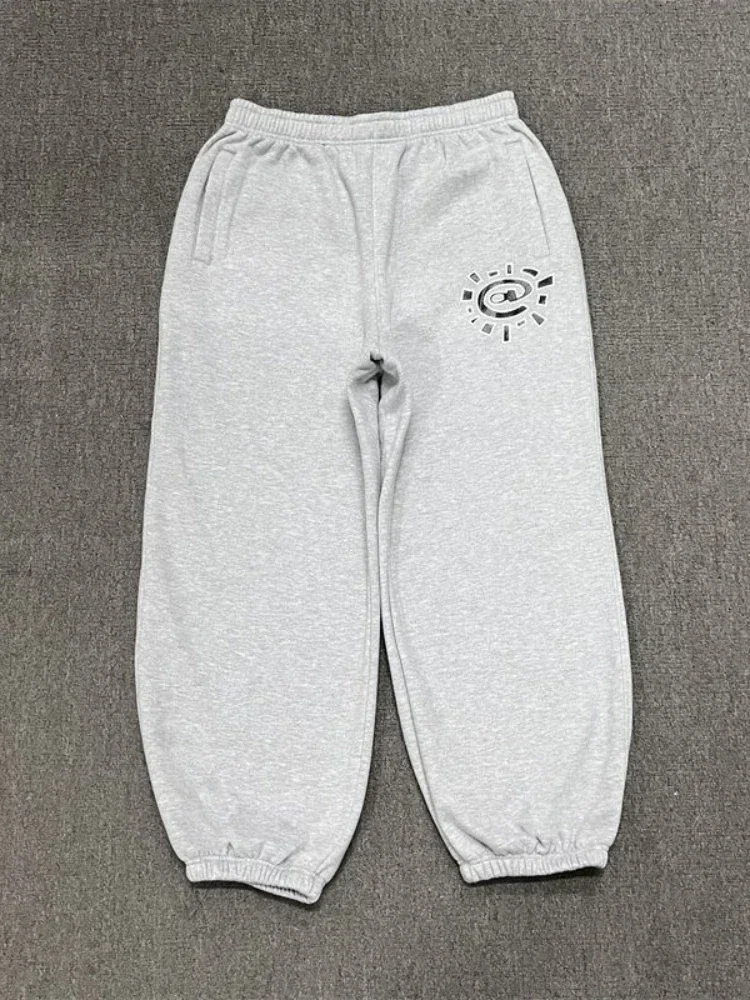 هوتشو خمر الجرافيك الصوف Sweatpants المرأة عادية كلاسيكي رمادي أسود واسعة الساق بنطلون دافئ سميكة عداء ببطء الهيب هوب شتاء 2024