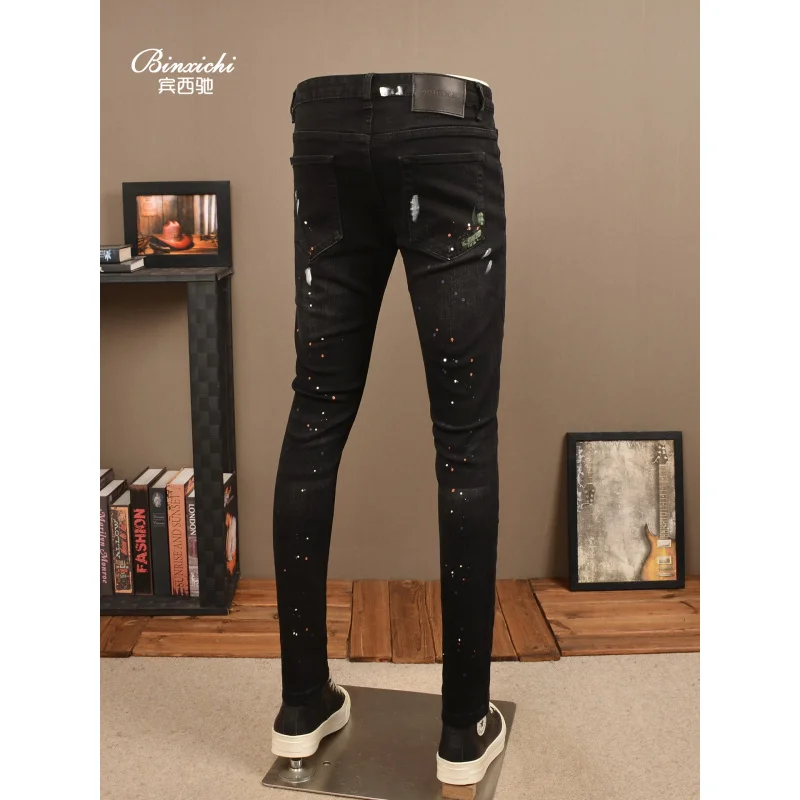

Мужские черные джинсы с принтом краски, осень 202, эластичные, маленькие, модные, повседневные, облегающие, рваные брюки высокого класса