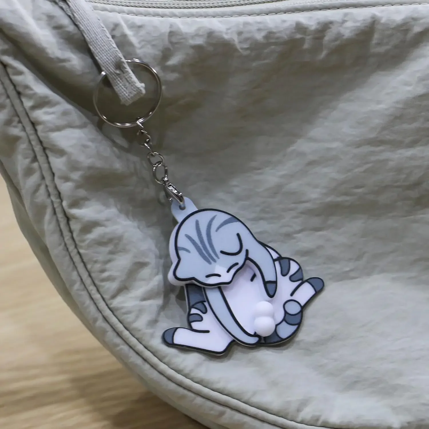 Adorable porte-clés rotatif en forme d'œuf de chat, jouet amusant et original, accessoire pour animaux de compagnie avec Clip pour sacs, parfait pour les chats ludiques, cadeaux réactifs