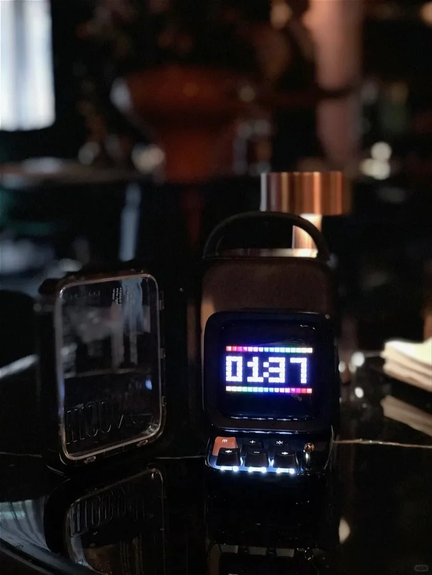 Divoom DITOO ROCKL Pixel مكبر صوت بلوتوث لاسلكي أسود ميكانيكي ريترو نموذج كمبيوتر مكبر صوت ذكي لسطح المكتب ساعة منبه