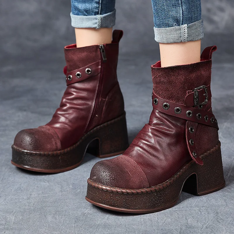 النساء دراجة نارية الأحذية جلد طبيعي مشبك فاسق الأحذية 2025 جديد الشتاء البريدي النساء أحذية دافئة اليدوية الرجعية الكاحل منصة التمهيد