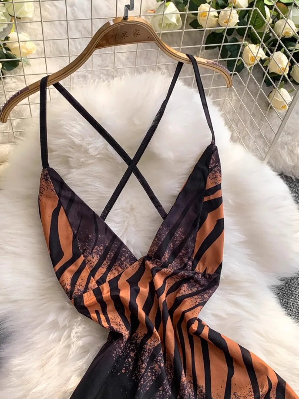 Foamlina アメリカングラフィティプリントセクシーな V ネックミディドレス女性のエレガントなファッション背中の開いたノースリーブ中空アウトホルタースリップドレス