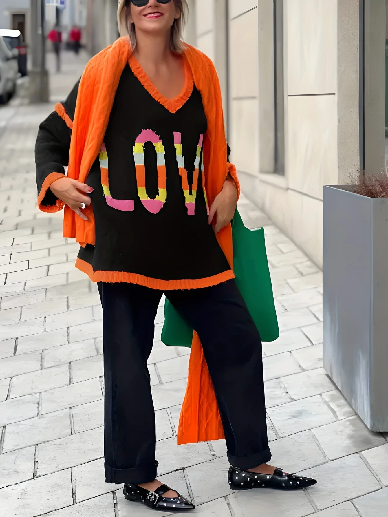 

Lady's elegant V-neck long-sleeved color-matched sweater, suitable for autumn and winter seasons, machine washable,Casual chic.