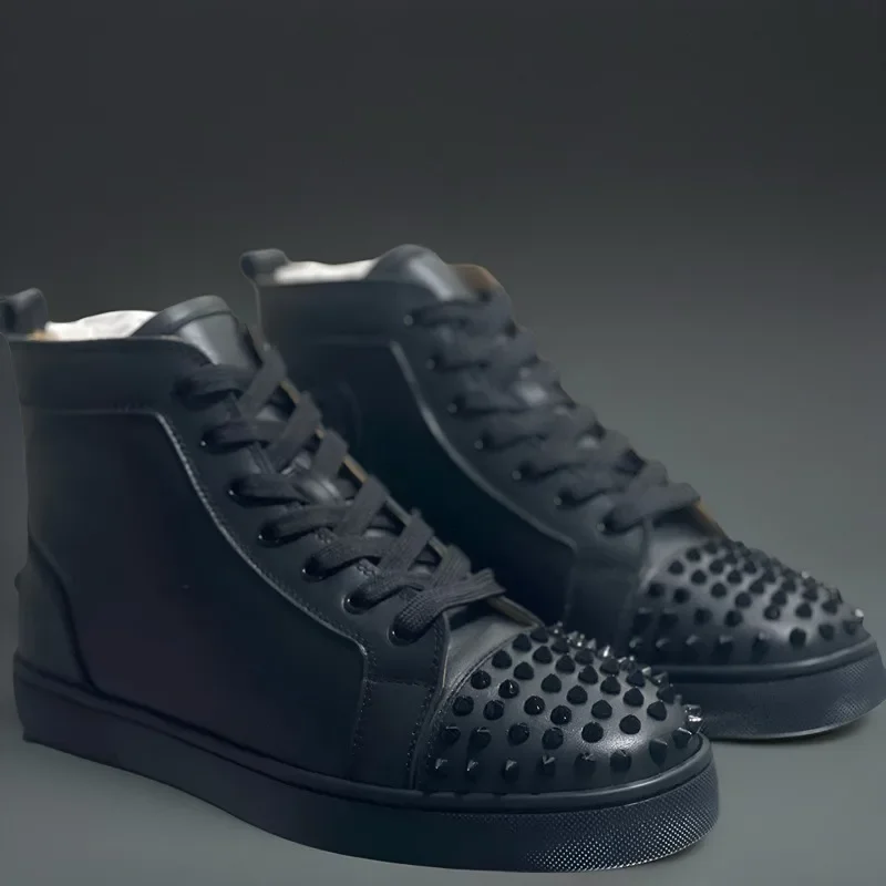 Luxus Marke High Top Rote Untere Schuhe Für Männer Trainer Fahren Spikes Weiß Schwarz Echtes Leder Nieten Zehenkappe Wohnungen Sneaker