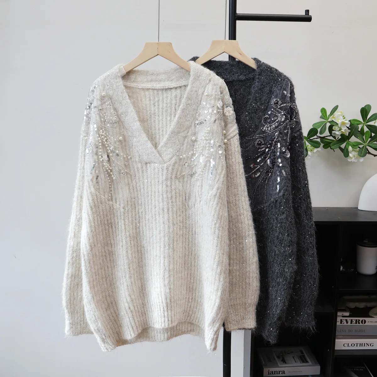เสื้อไหมพรมถักสำหรับผู้หญิง เสื้อสเวตเตอร์ประดับเลื่อมและลูกปัด คอวี แขนยาว ทรงหลวม ใส่สบาย เหมาะสำหรับใส่ทำงานหรือลำลอง ฤดูใบไม้ร่วง ฤดูหนาว ปี 2025