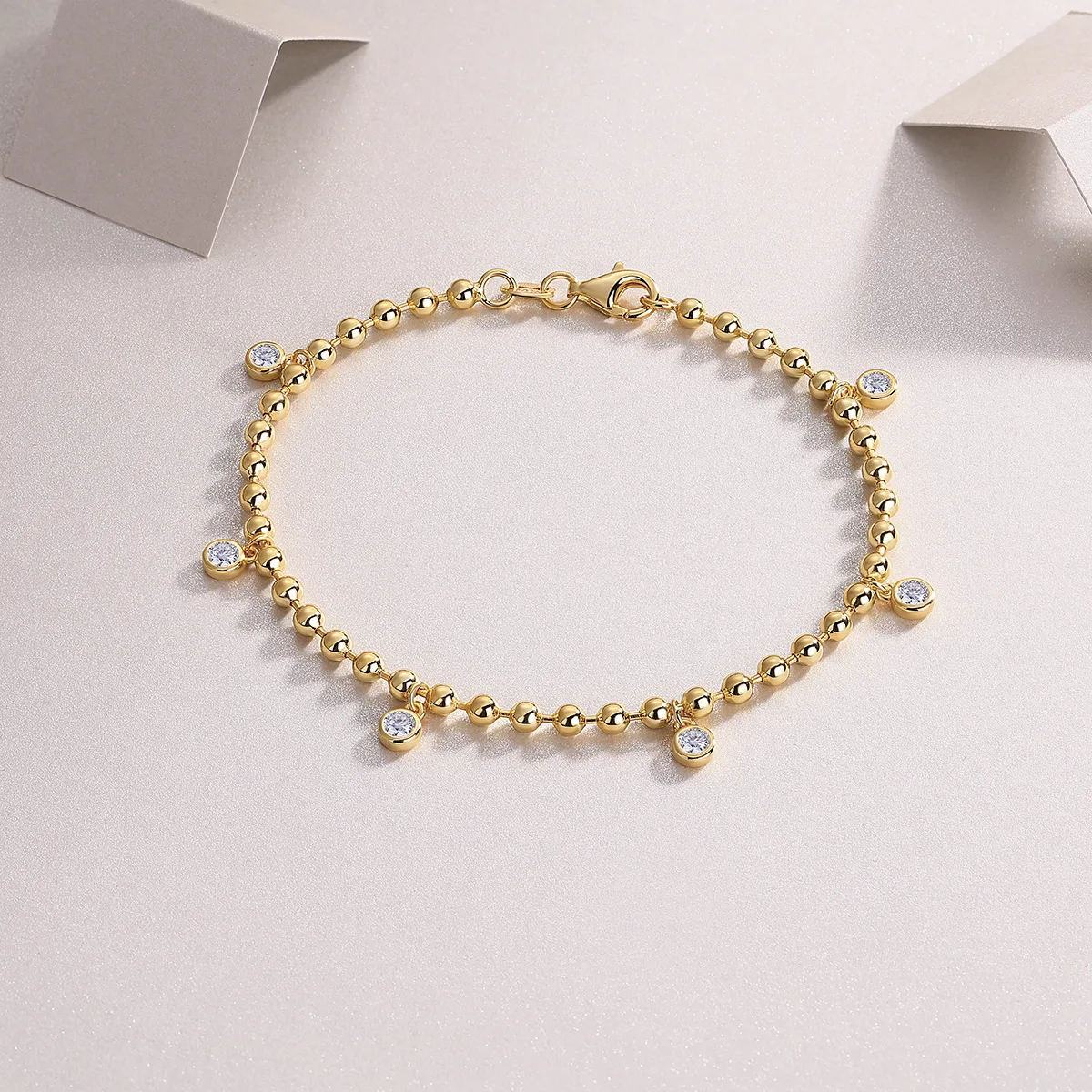 18K vergoldetes S925 Sterlingsilber Perlenkettenarmband mit Moissanit für Damen, 0,6 Karat insgesamt, 6 runde 3mm D VVS Labor-Moissanite, zierliches 18cm verstellbares stapelbares Alltagsschmuckstück