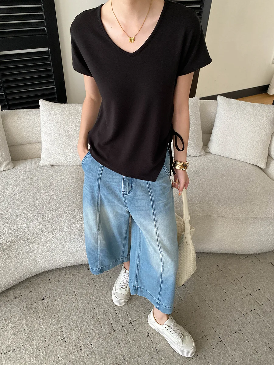 Sommerliches Damen-T-Shirt in unregelmäßiger Farbe mit unregelmäßigem Saum, Kordelzug, V-Ausschnitt und schlankmachendem Effekt, kurzärmelig. – Detail 11
