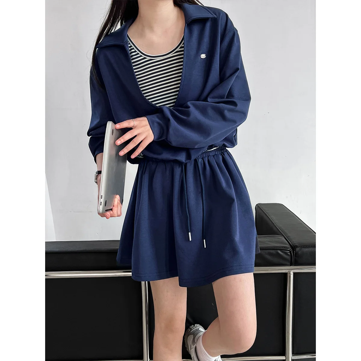 Set casual per la riduzione dell'età in stile coreano per il nuovo articolo primaverile da donna, finta felpa con cappuccio in due pezzi + mezza gonna elastica set in due pezzi, 2884